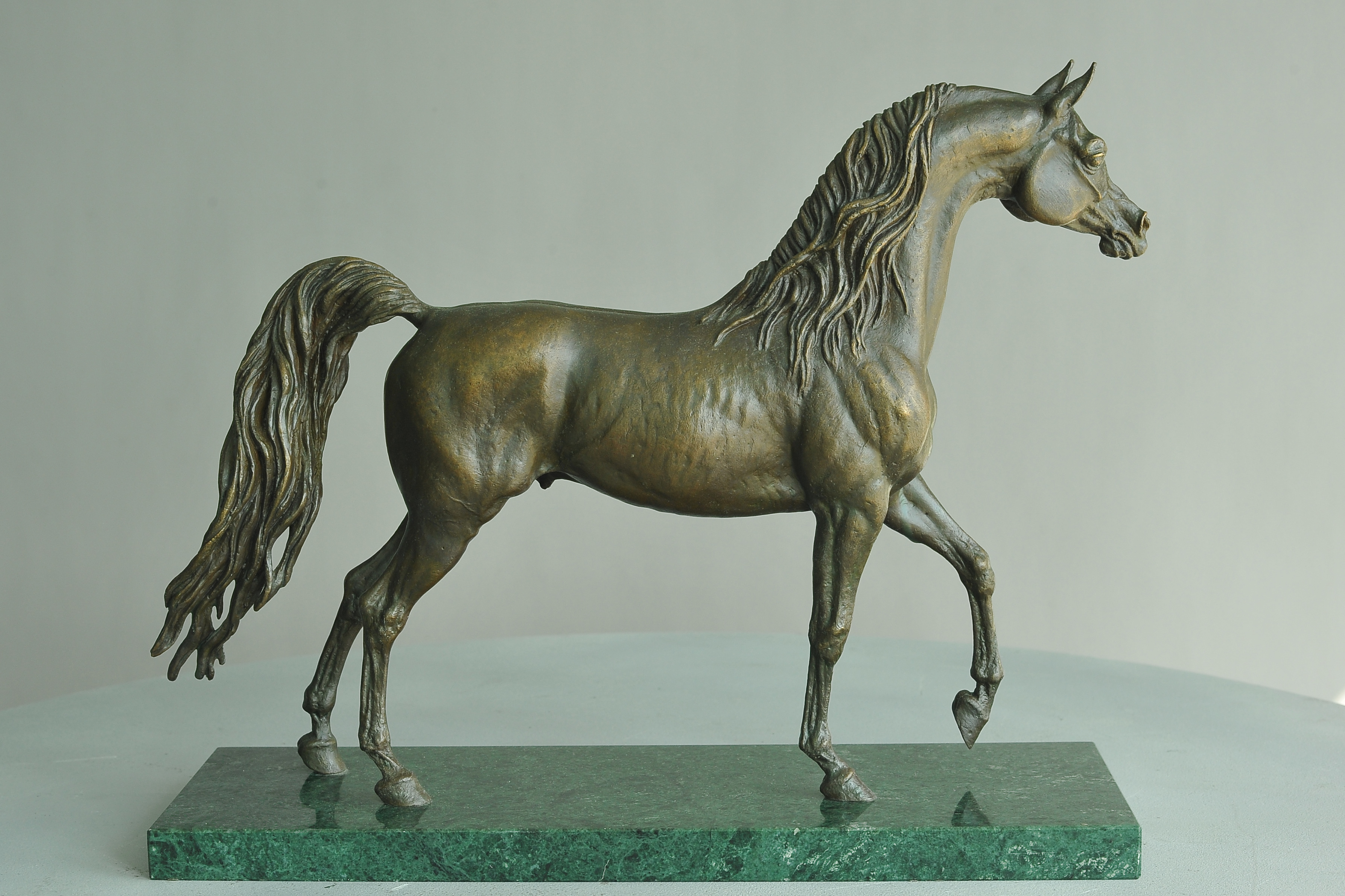 An arabian horse, bronze sculpture by Sergey Bondarenko — front view