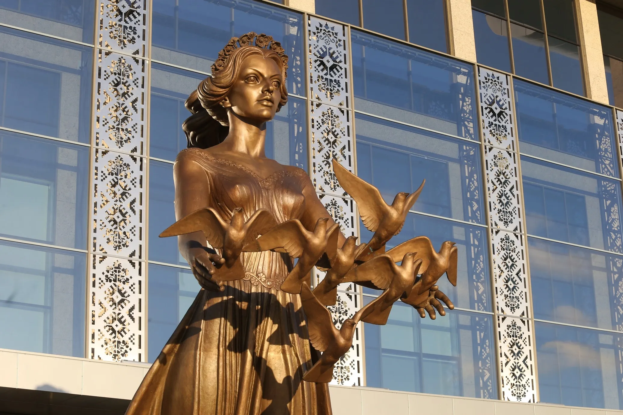 Hospitable Belarus, bronze monument by Sergey Bondarenko — front view