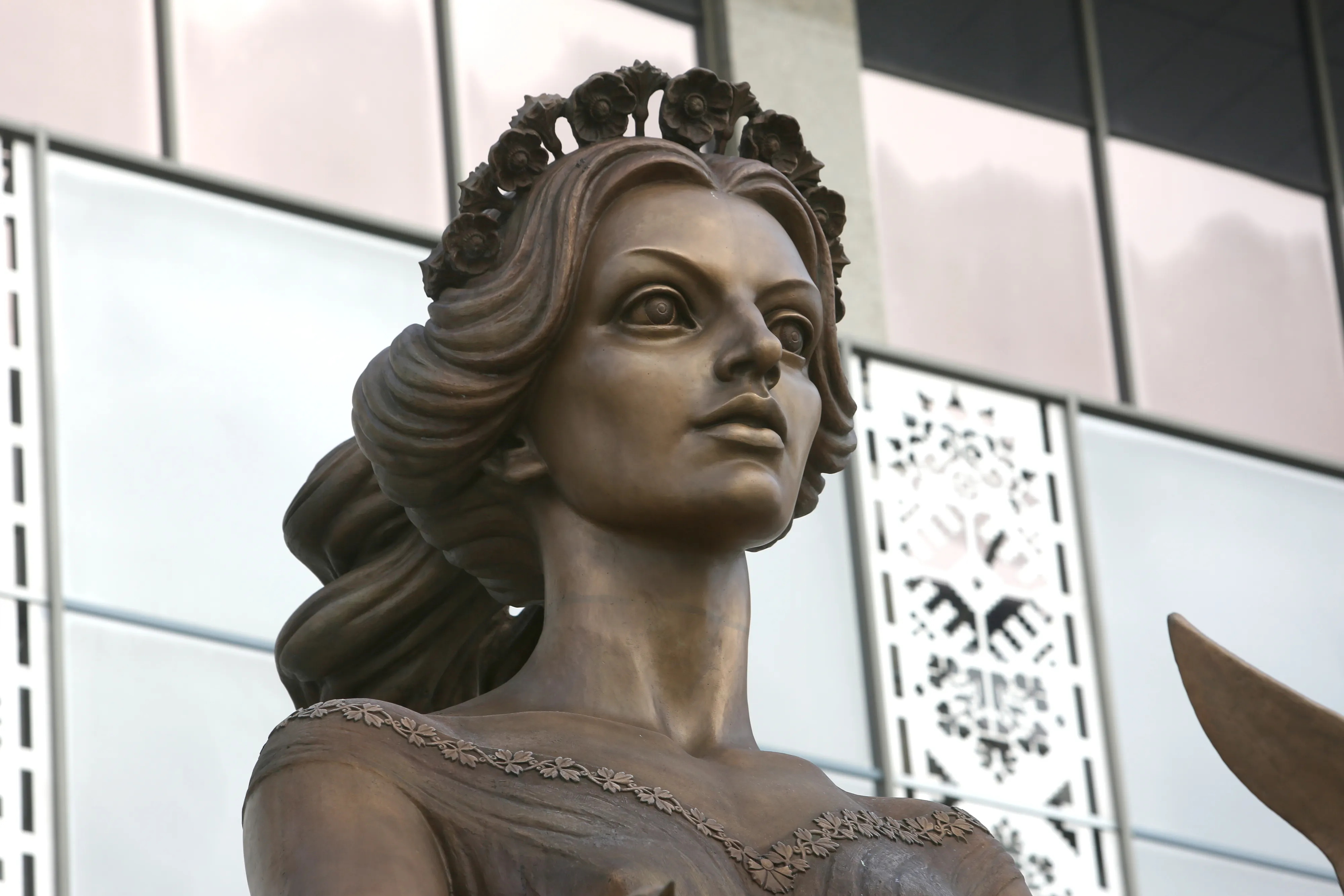 Hospitable Belarus, bronze monument by Sergey Bondarenko — installed in situ