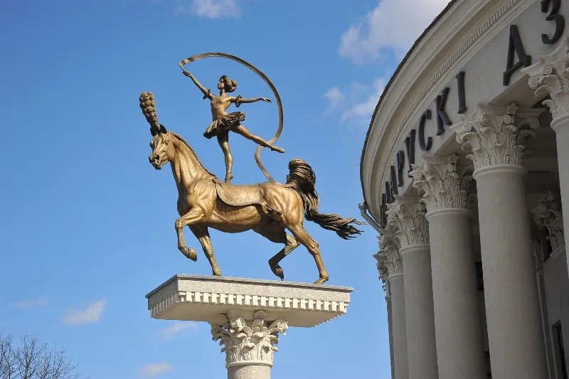 Belorussian State Circus, bronze monument by Sergey Bondarenko — front view