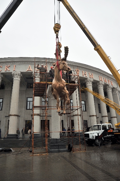 «Белорусский государственный цирк», бронзовая памятник Сергея Бондаренко — в установленном виде