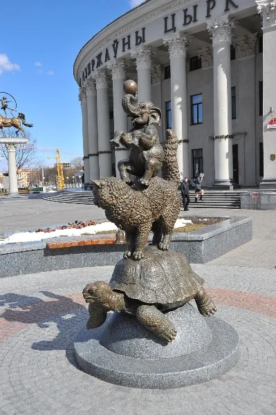 «Белорусский государственный цирк», бронзовая памятник Сергея Бондаренко — в установленном виде