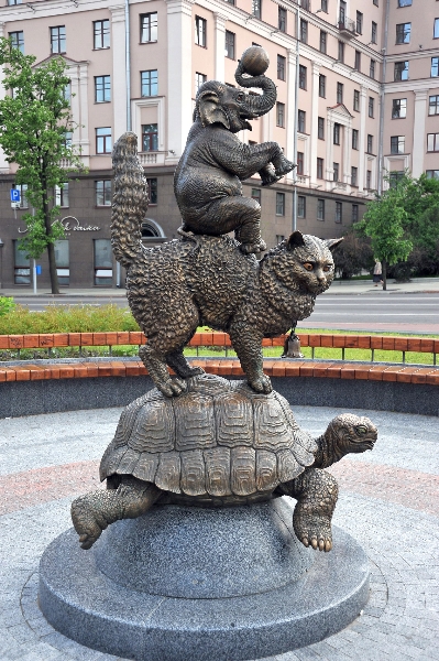 «Белорусский государственный цирк», бронзовая памятник Сергея Бондаренко — в установленном виде