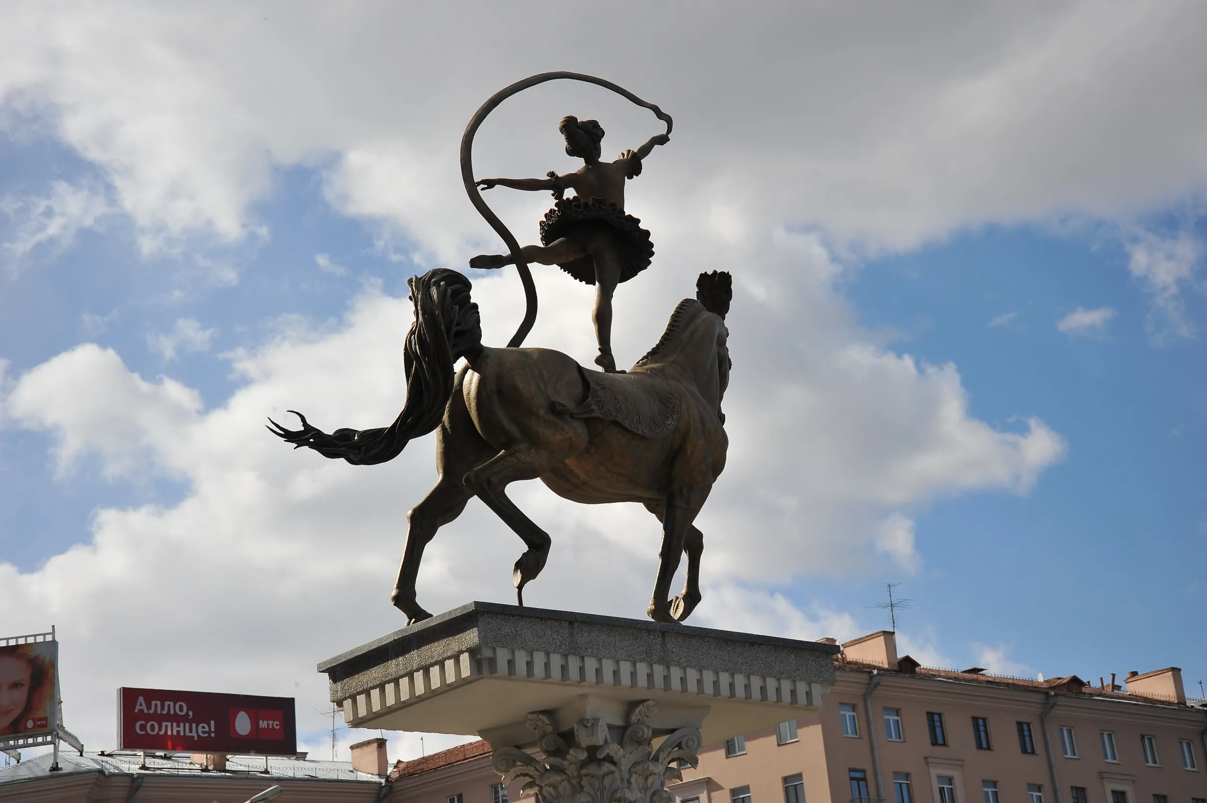 Circus Dancer, bronze monument by Sergey Bondarenko — installed in situ