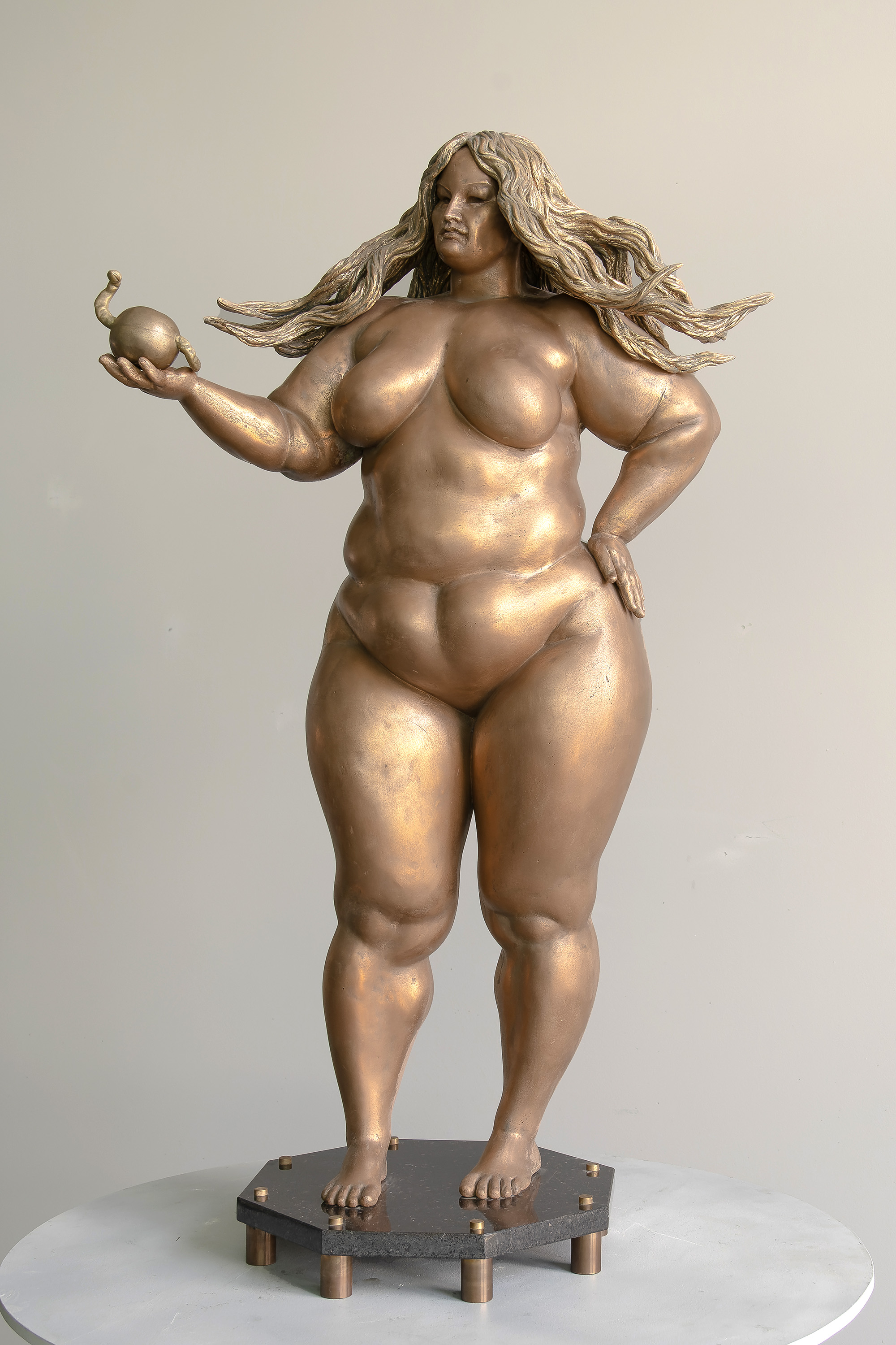 Eve, resin sculpture by Sergey Bondarenko — front view