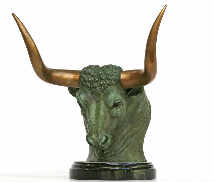 Aurochs head, bronze sculpture by Sergey Bondarenko — front view
