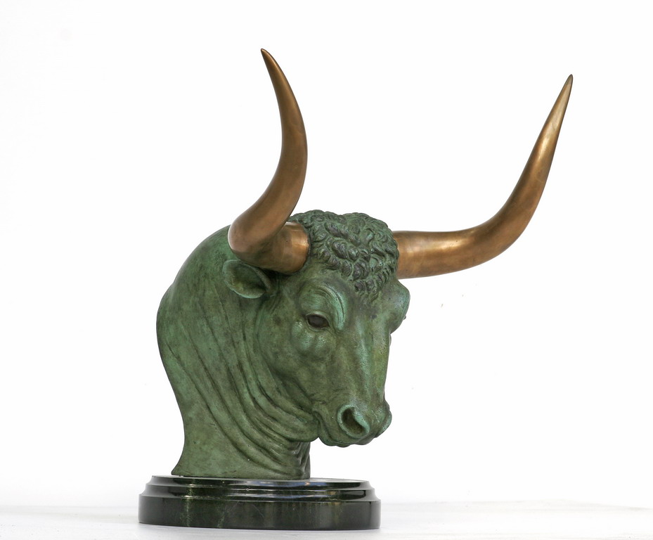 Aurochs head, bronze sculpture by Sergey Bondarenko — alternate angle 1