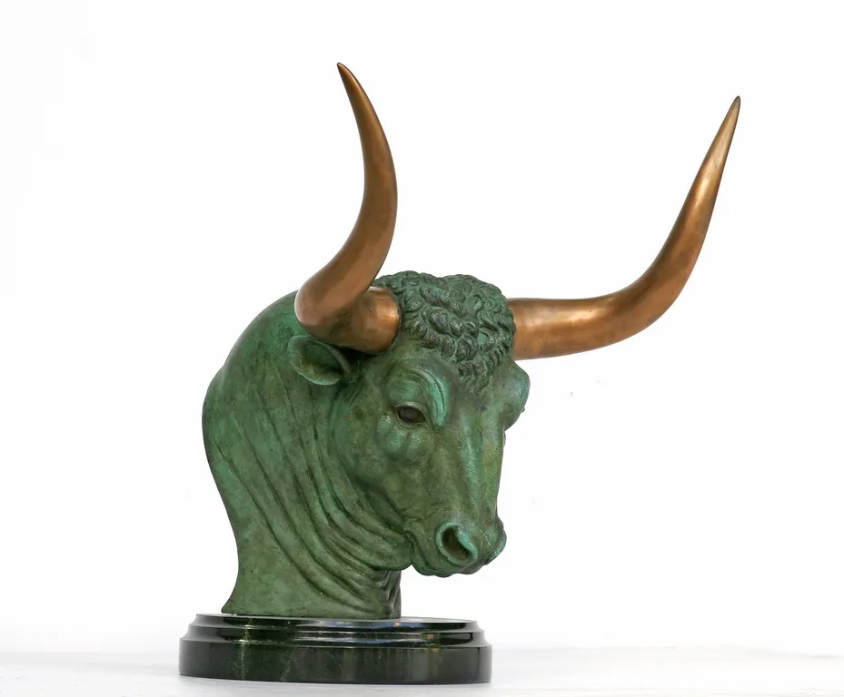 Aurochs head, bronze sculpture by Sergey Bondarenko — alternate angle 1