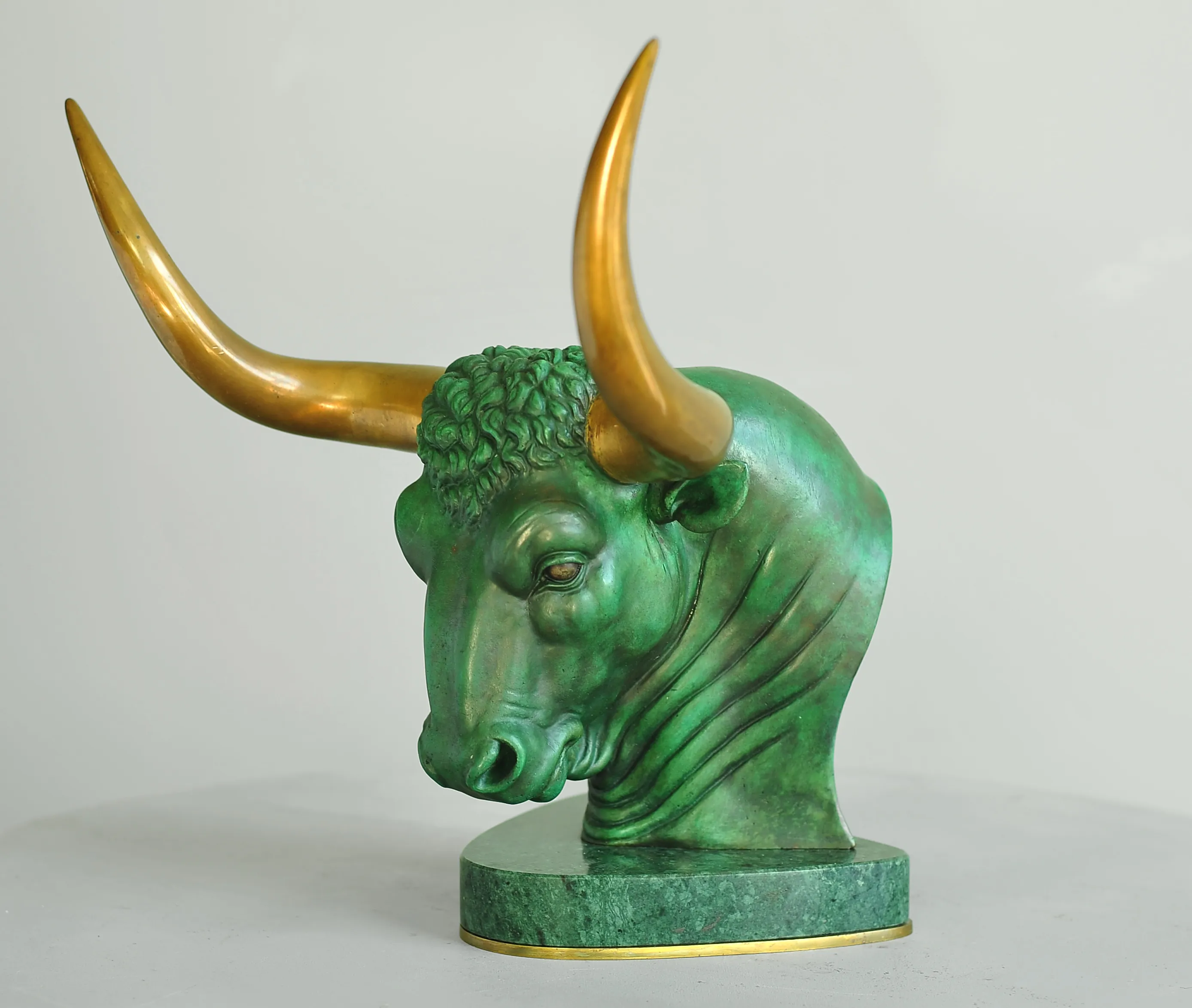 Aurochs head, bronze sculpture by Sergey Bondarenko — alternate angle 1
