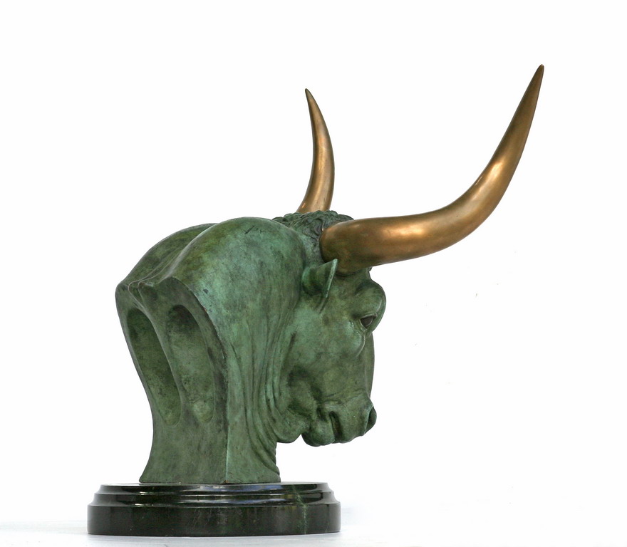 Aurochs head, bronze sculpture by Sergey Bondarenko — alternate angle 2