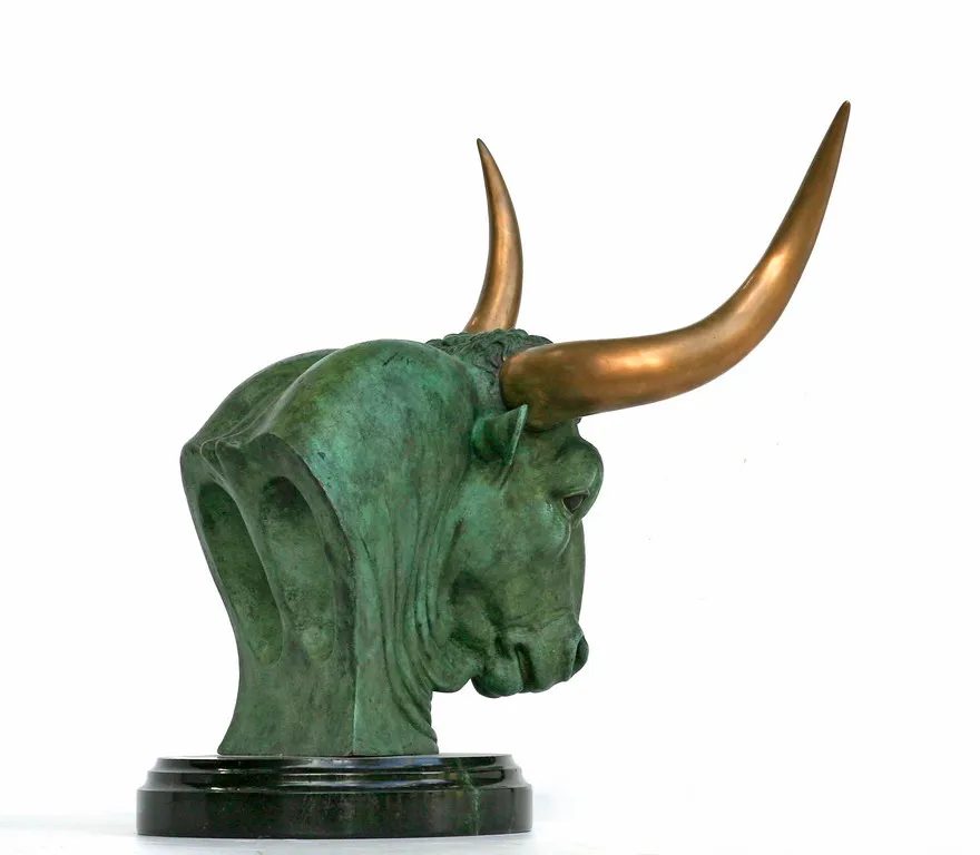 Aurochs head, bronze sculpture by Sergey Bondarenko — alternate angle 2