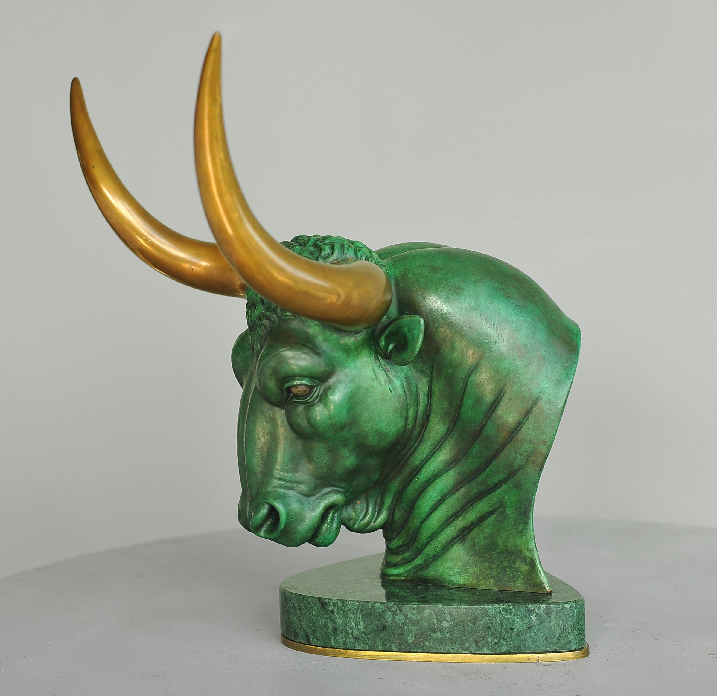 Aurochs head, bronze sculpture by Sergey Bondarenko — alternate angle 2