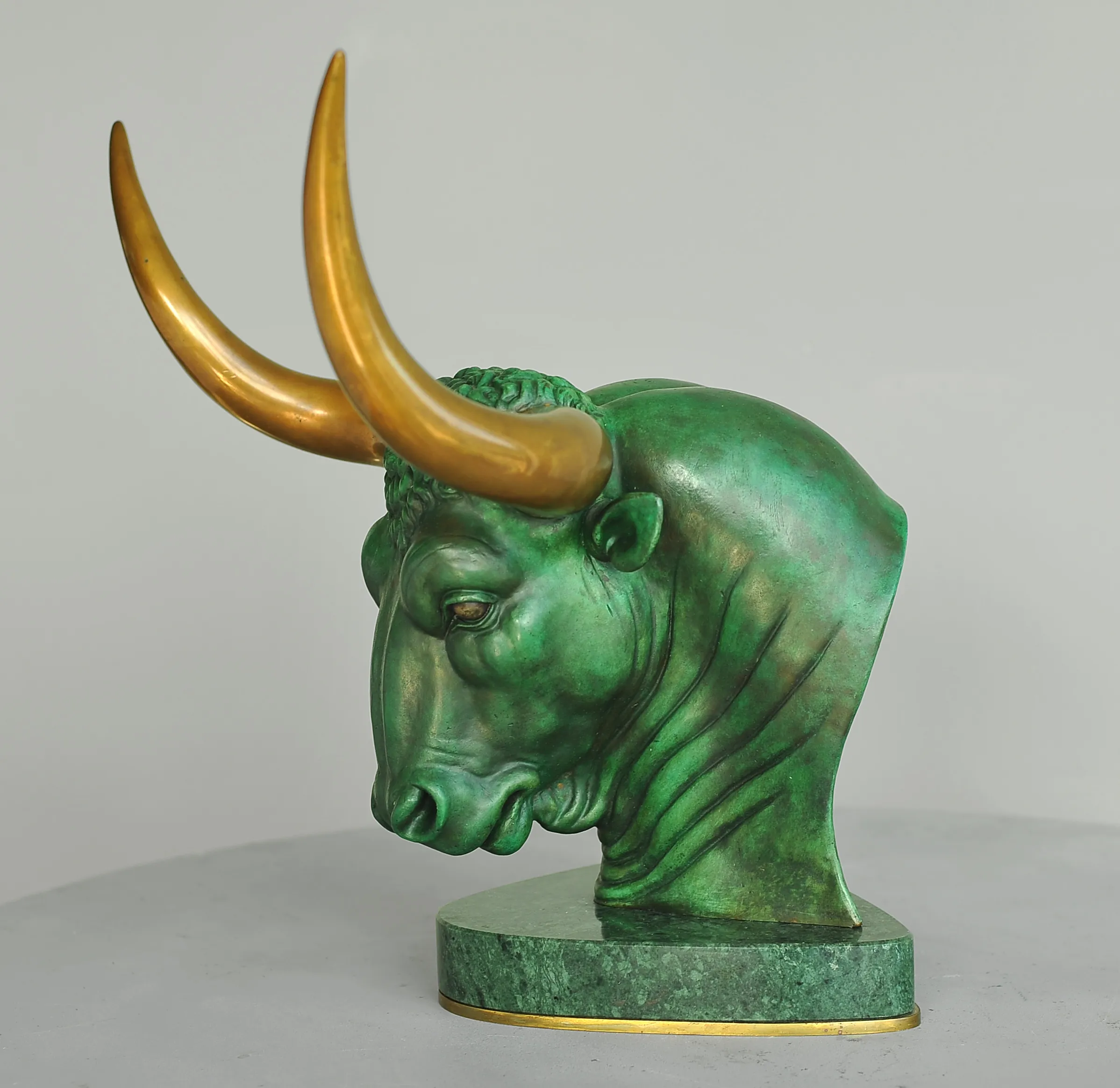 Aurochs head, bronze sculpture by Sergey Bondarenko — alternate angle 2
