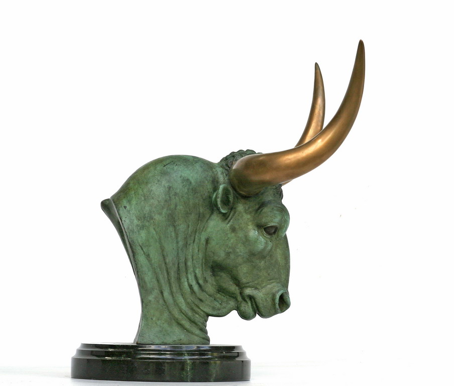 Aurochs head, bronze sculpture by Sergey Bondarenko — alternate angle 3