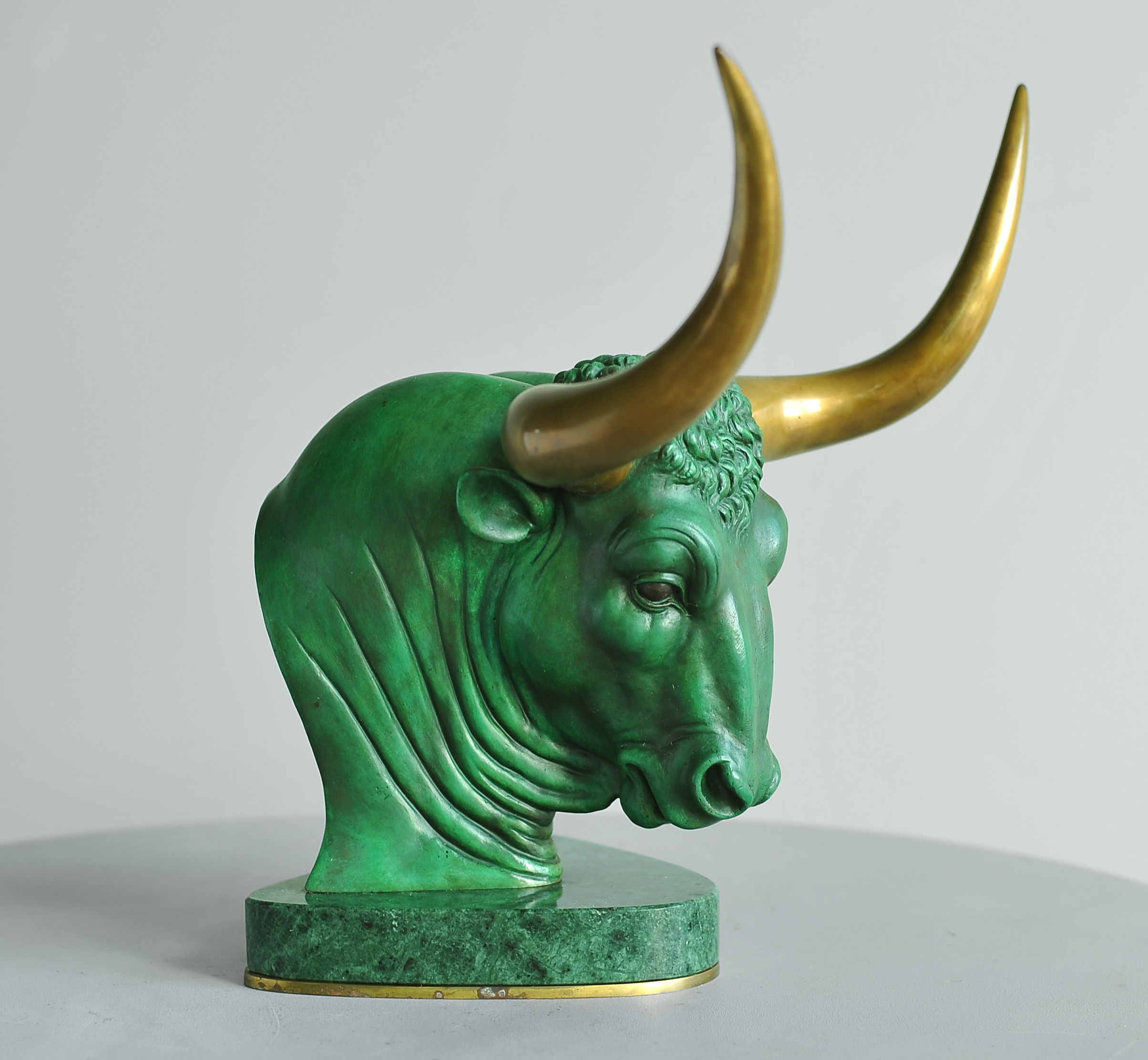 Aurochs head, bronze sculpture by Sergey Bondarenko — alternate angle 3