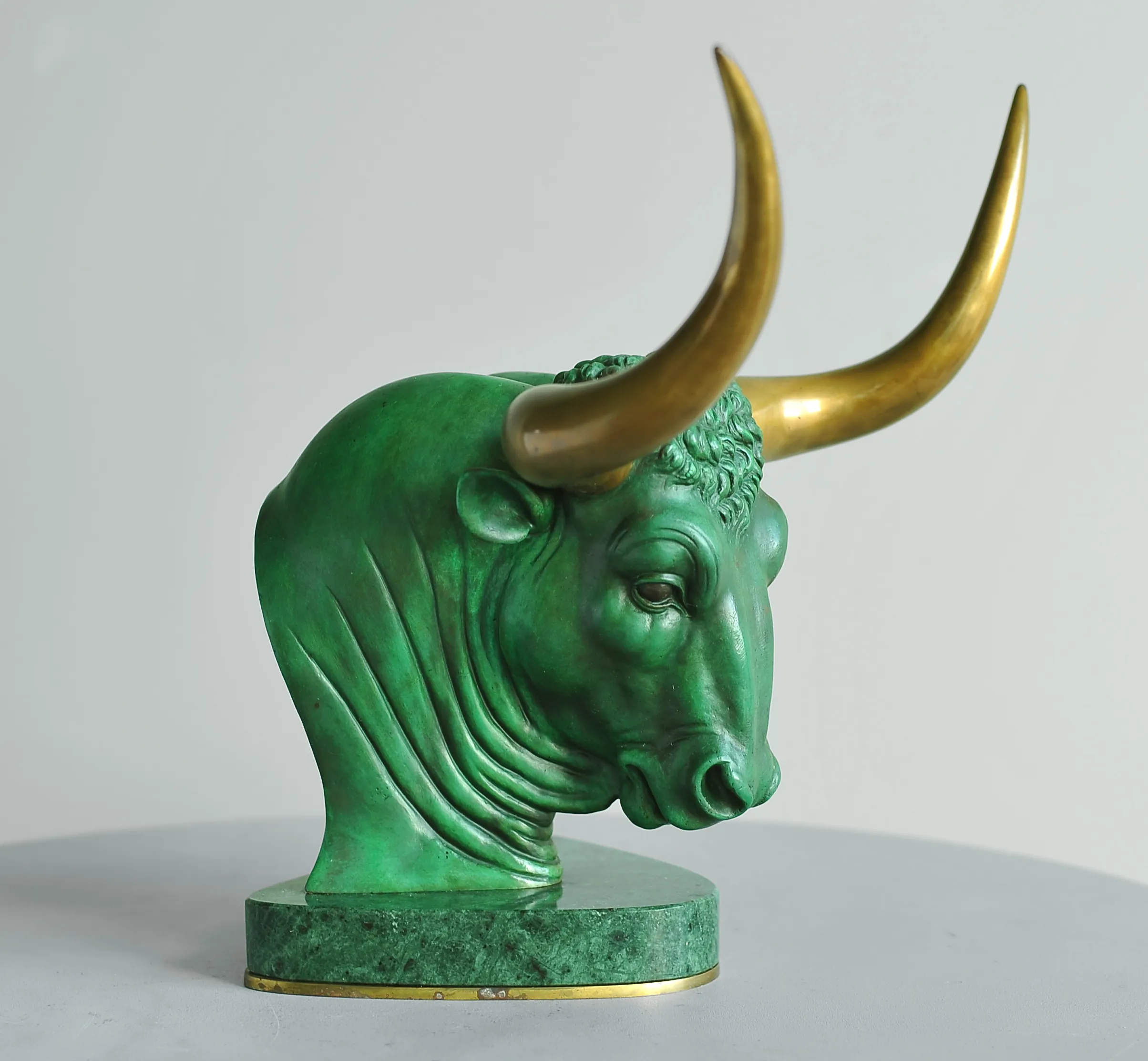 Aurochs head, bronze sculpture by Sergey Bondarenko — alternate angle 3
