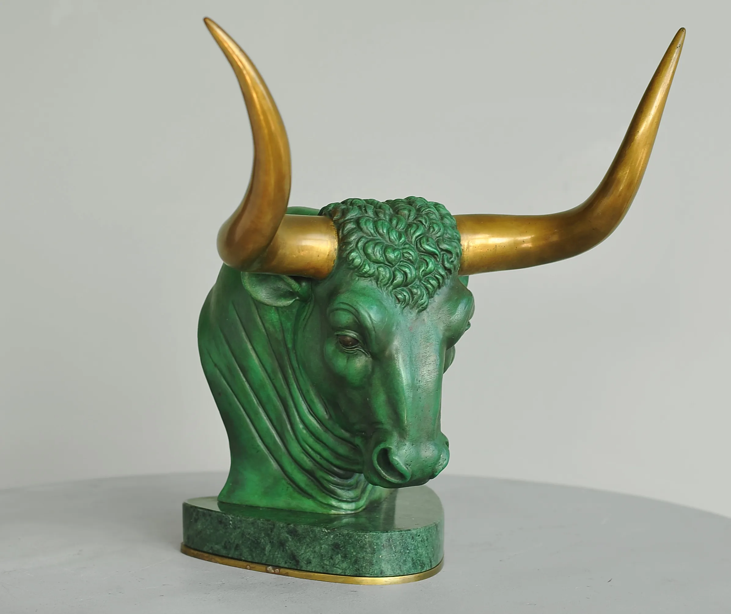 Aurochs head, bronze sculpture by Sergey Bondarenko — alternate angle 4