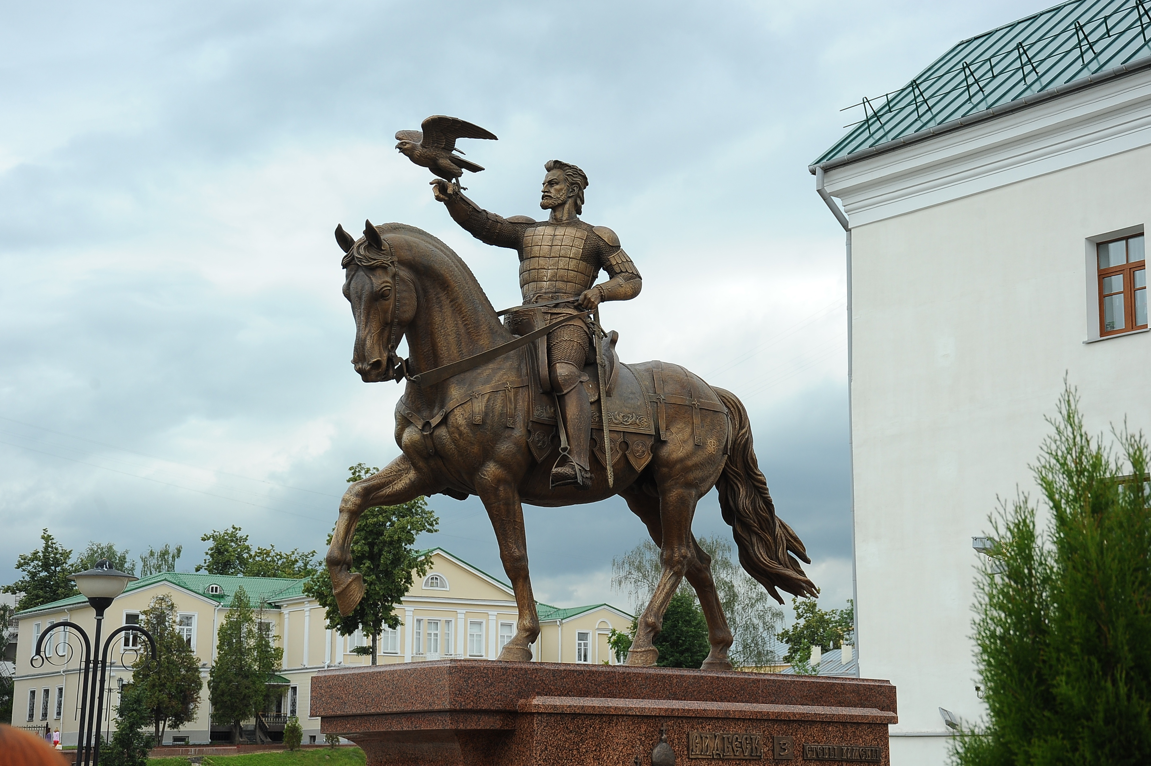 Olgerd, bronze monument by Sergey Bondarenko — front view