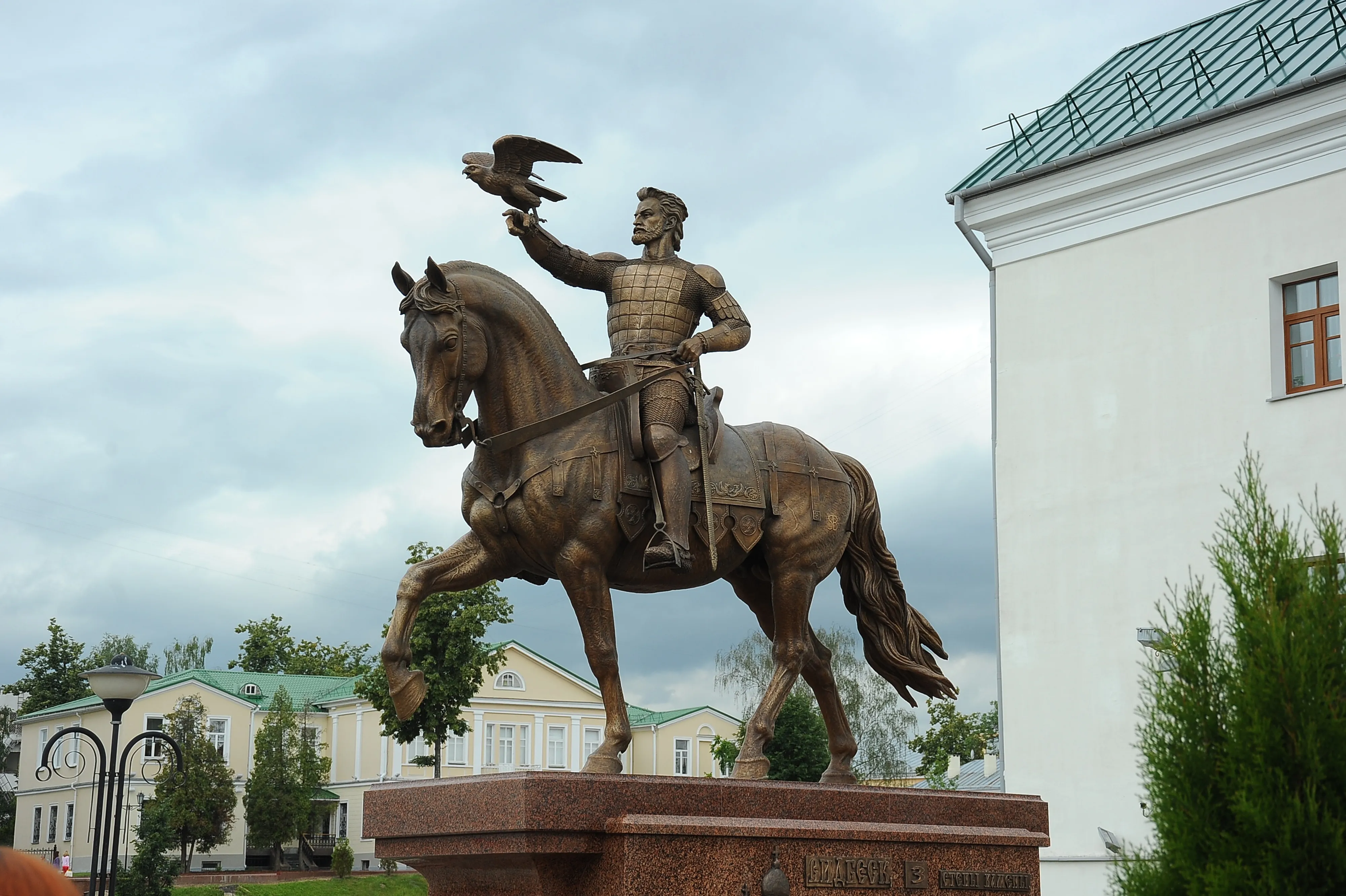«Князь Ольгерд», бронзовая памятник Сергея Бондаренко — вид спереди