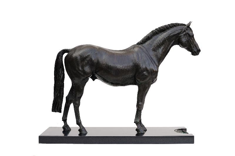 Kornjuwel, bronze sculpture by Sergey Bondarenko — front view