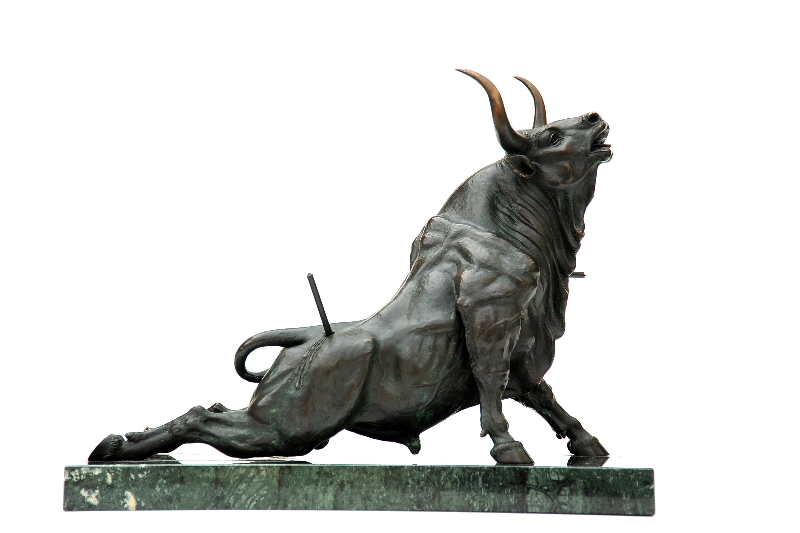 Last aurochs, bronze sculpture by Sergey Bondarenko — front view