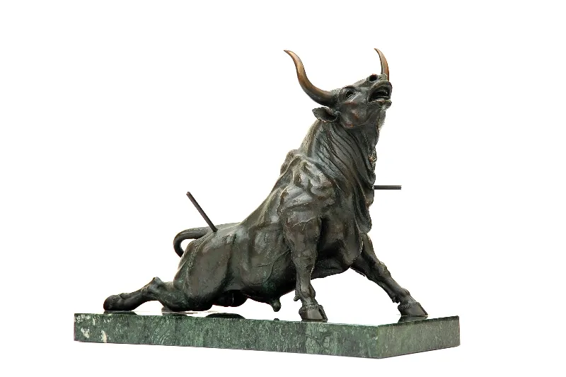 Last aurochs, bronze sculpture by Sergey Bondarenko — alternate angle 1
