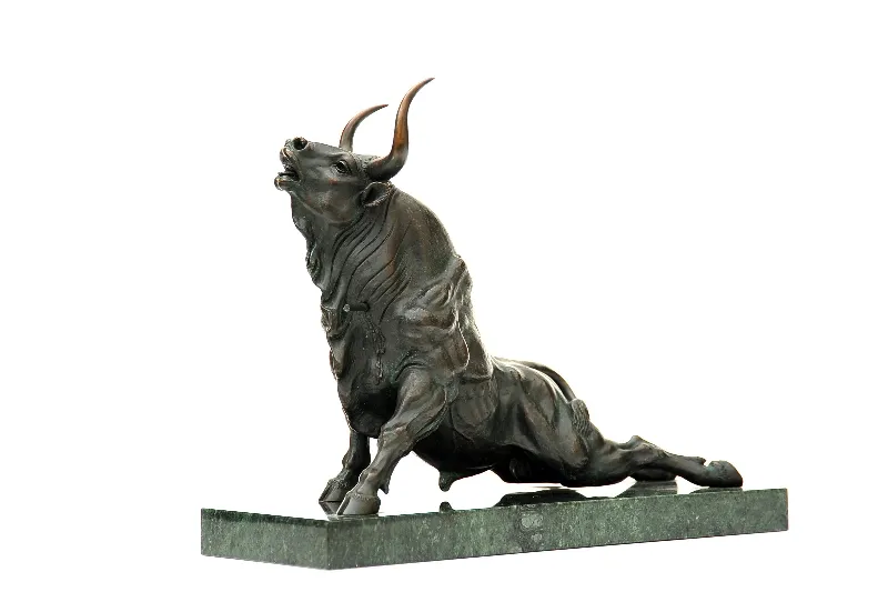 Last aurochs, bronze sculpture by Sergey Bondarenko — alternate angle 2