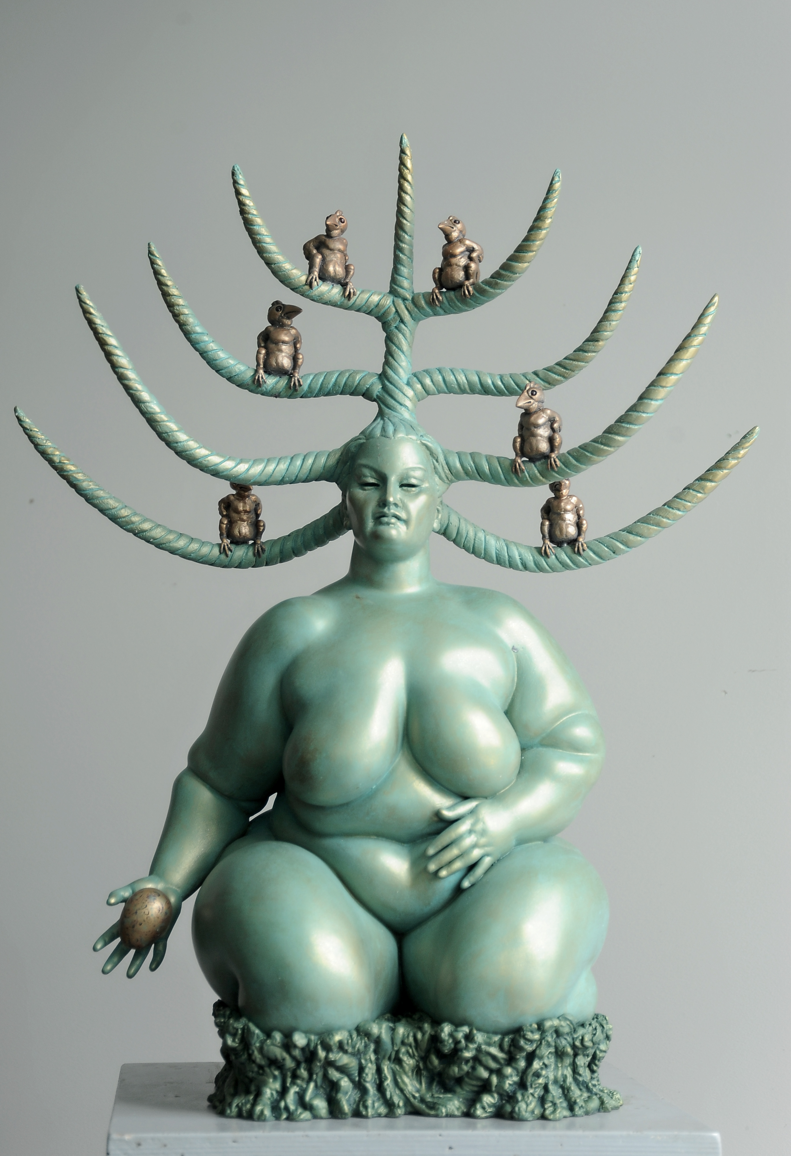 Prehistory, resin sculpture by Sergey Bondarenko — front view
