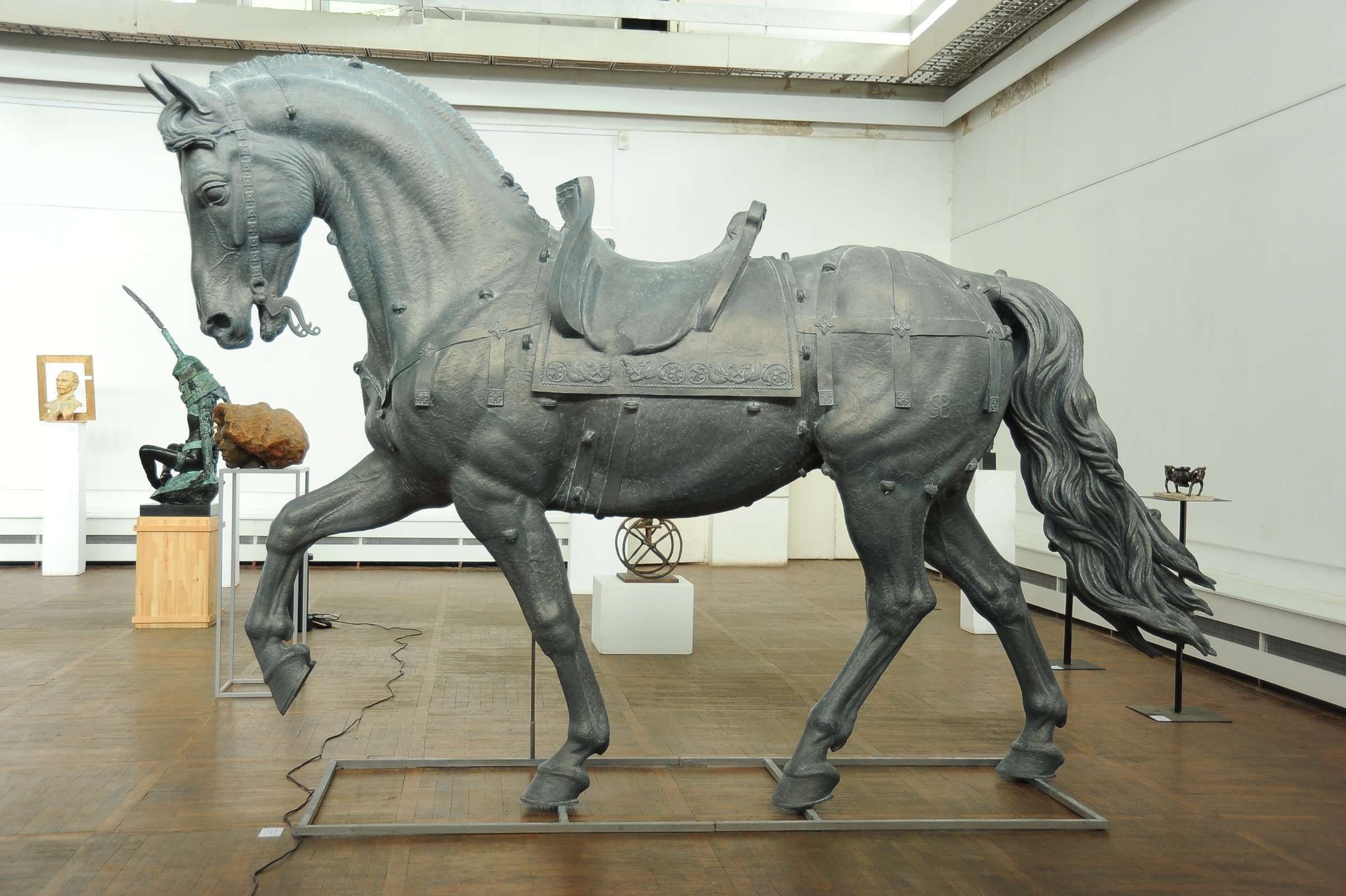 Gray horse, bronze sculpture by Sergey Bondarenko — front view