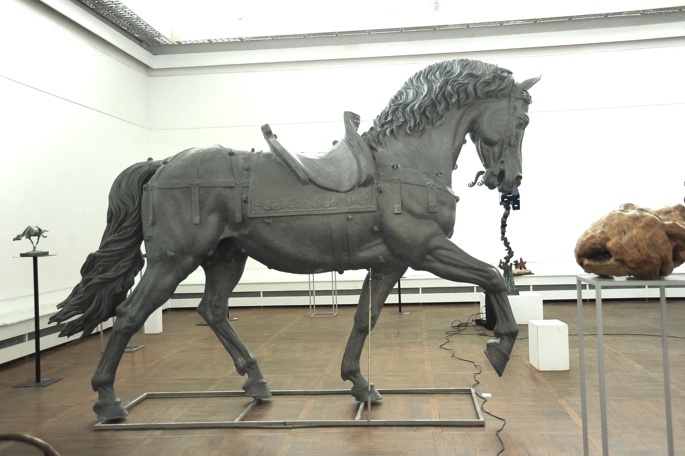 Gray horse, bronze sculpture by Sergey Bondarenko — alternate angle 1