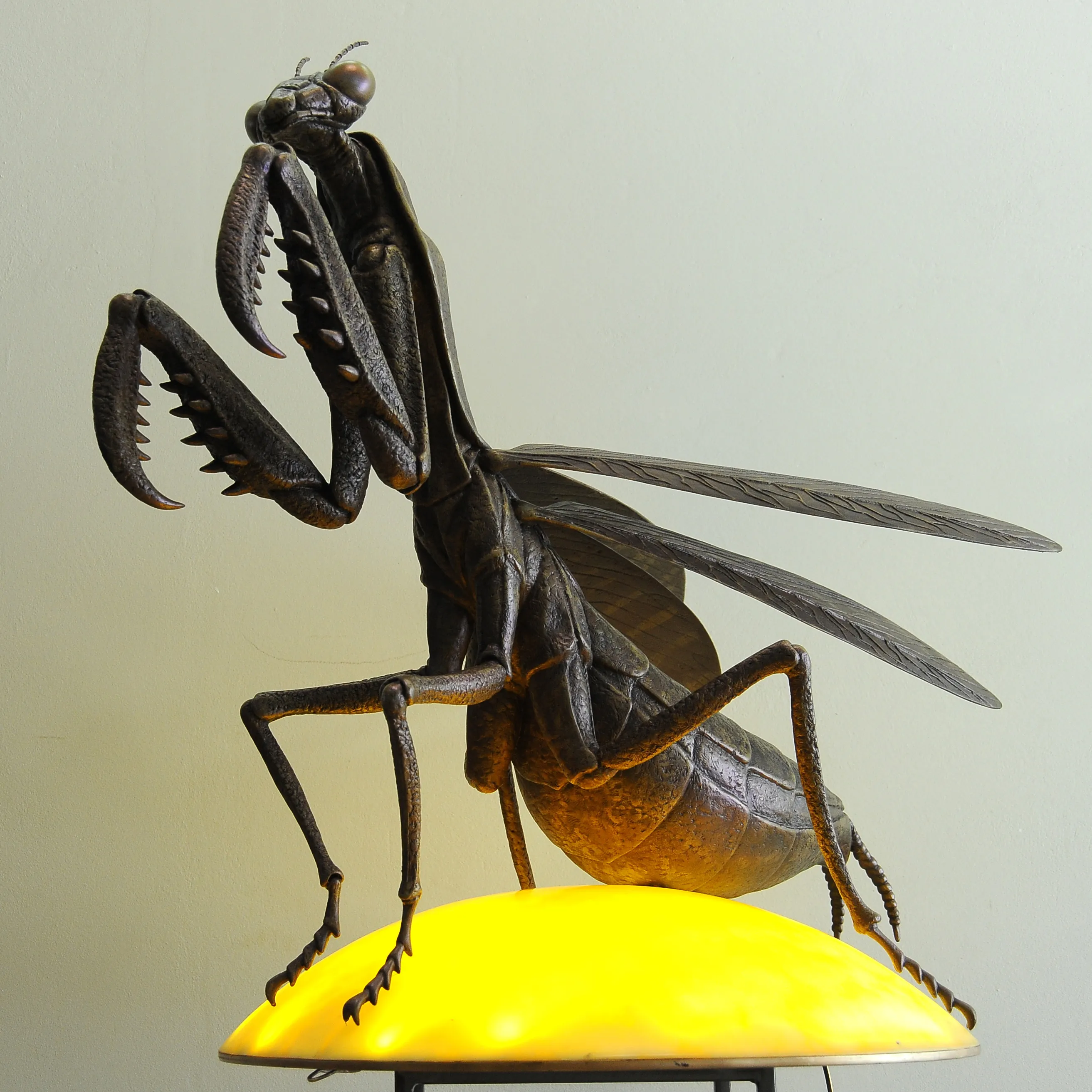 Mantis Lamp, risen sculpture by Sergey Bondarenko — front view