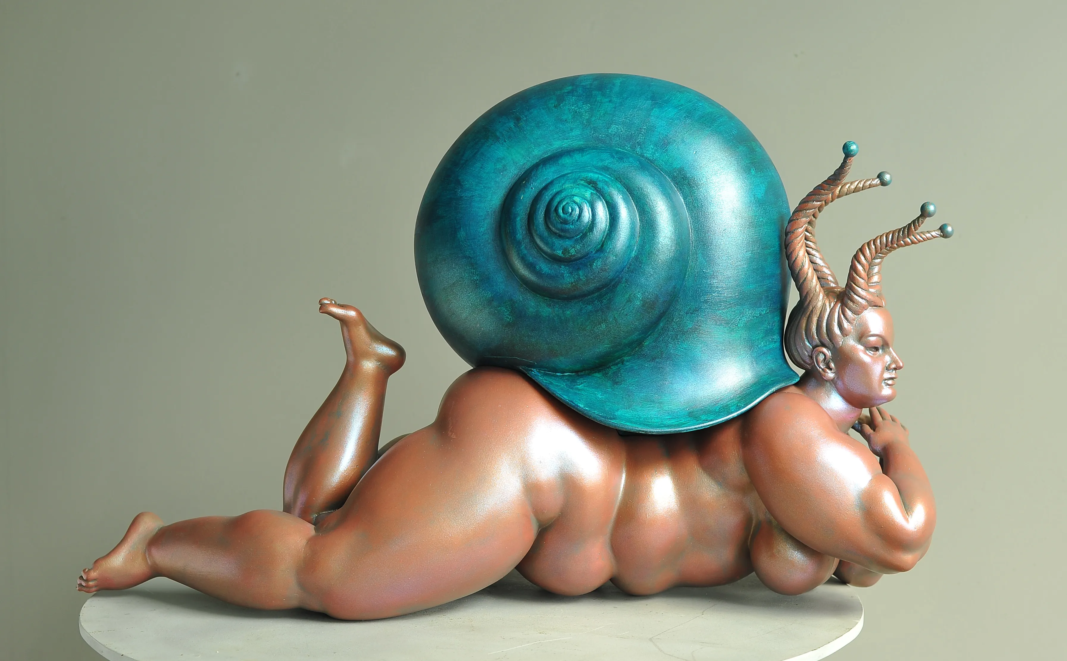 Large Snail, risen sculpture by Sergey Bondarenko — front view