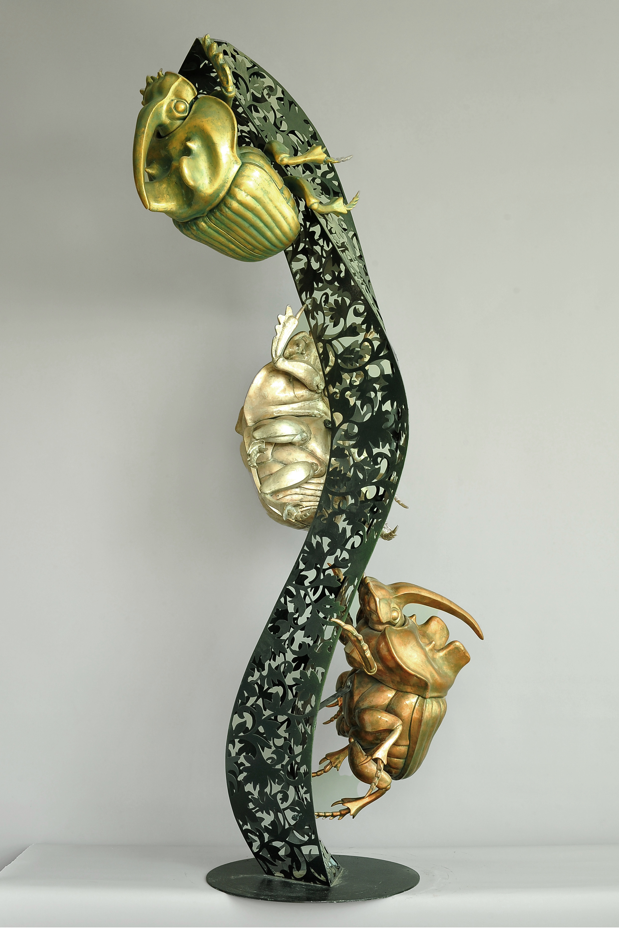 Crawl up, sculpture by Sergey Bondarenko — alternate angle 3
