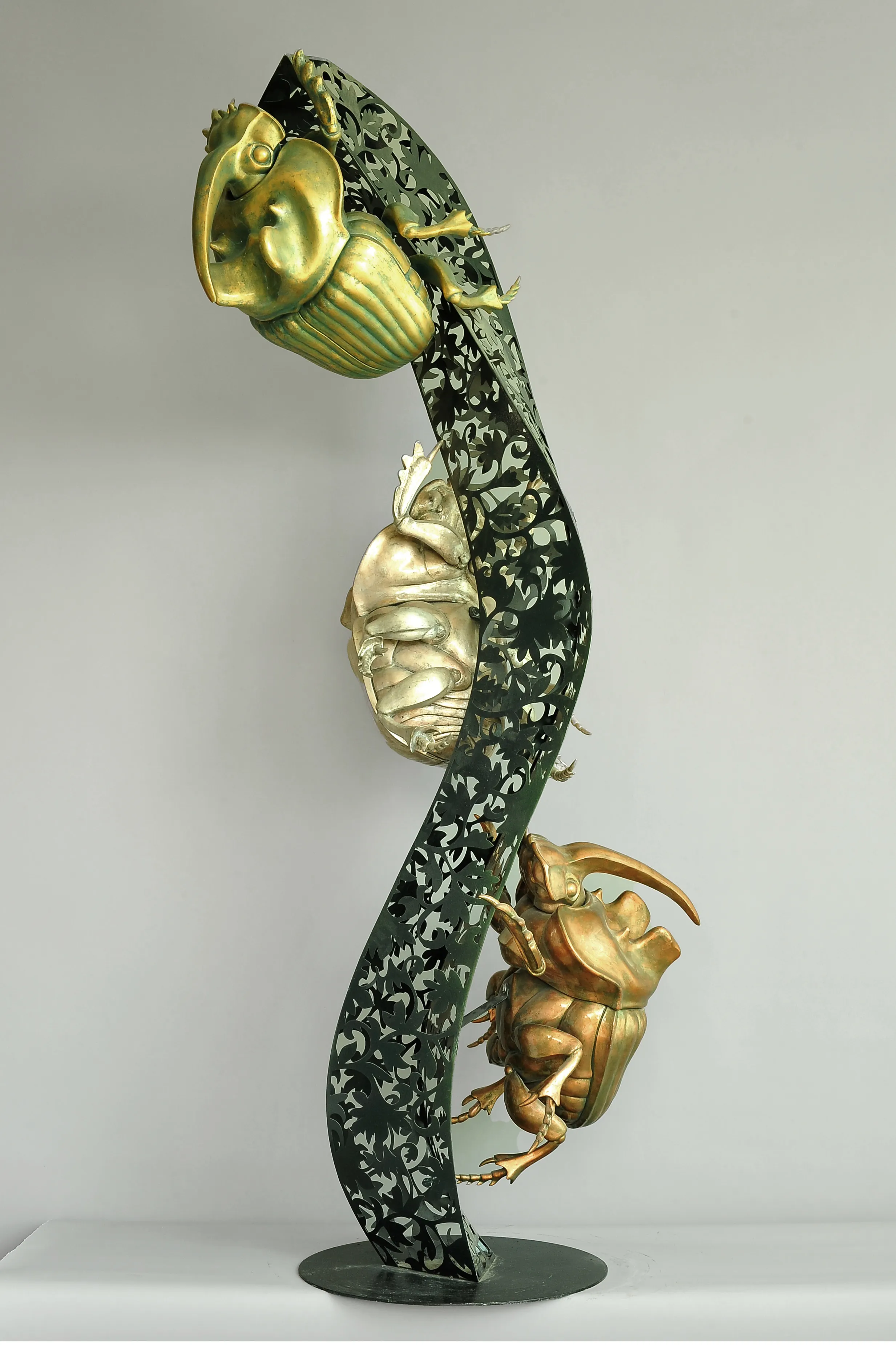 Crawl up, sculpture by Sergey Bondarenko — alternate angle 3